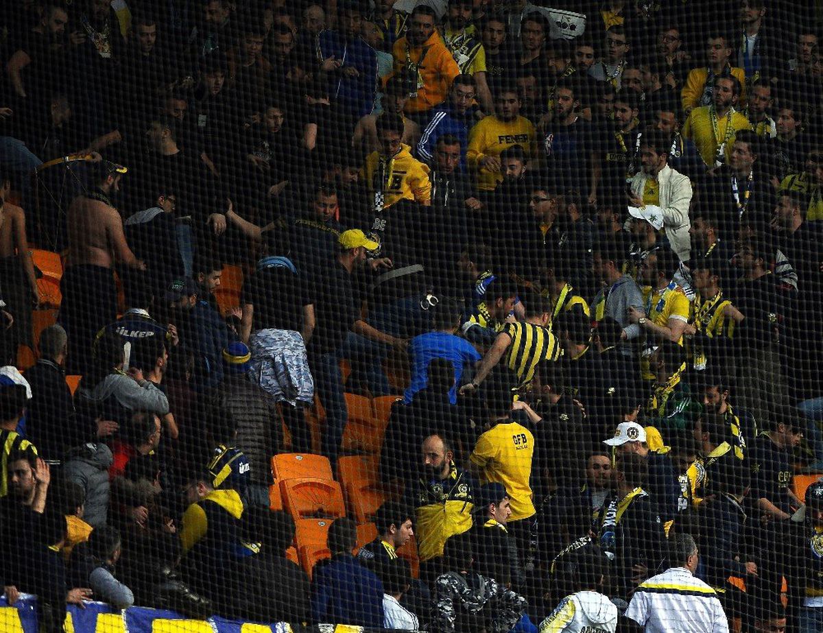 Fenerbahçe Tribünleri Karıştı! Olaya Polis Müdahale Etti