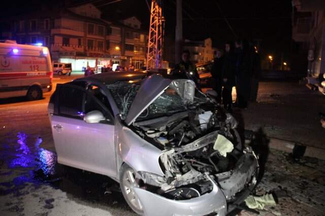 İki Aracın Kafa Kafaya Çarpıştığı Kaza, Güvenlik Kameralarına Saniye Saniye Yansıdı