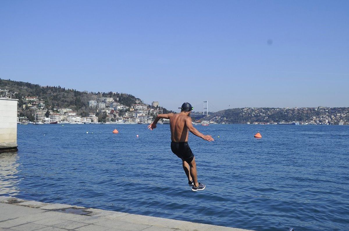İstanbul'da Güneş Yüzünü Gösterdi, Vatandaş Denize Girdi