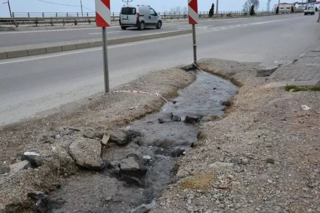 Patlayan Su Borusu Onarılmayı Bekliyor Patlayan Su Borusu Onarılmayı Bekliyor
