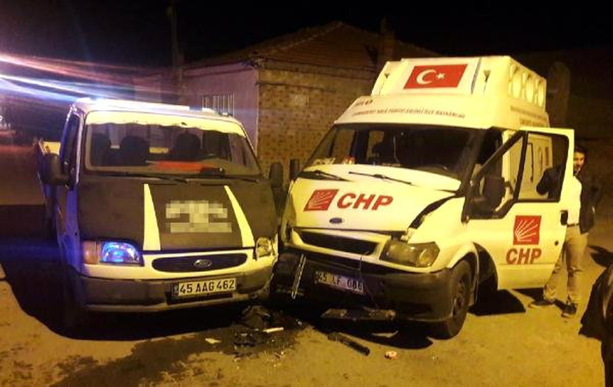 CHP'nin Seçim Minibüsü Kaza Yaptı: 7 Yaralı