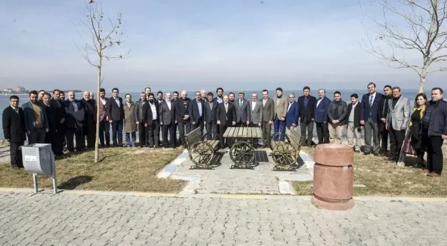 Bakan Varank, Van Gölü Sahilinde Çay İçip Protokolle Sohbet Etti Bakan Varank, Van Gölü Sahilinde Çay İçip Protokolle Sohbet Etti