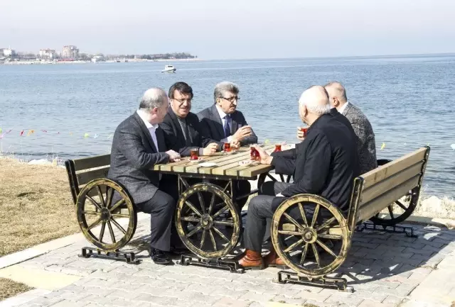 Bakan Varank, Van Gölü Sahilinde Çay İçip Protokolle Sohbet Etti Bakan Varank, Van Gölü Sahilinde Çay İçip Protokolle Sohbet Etti