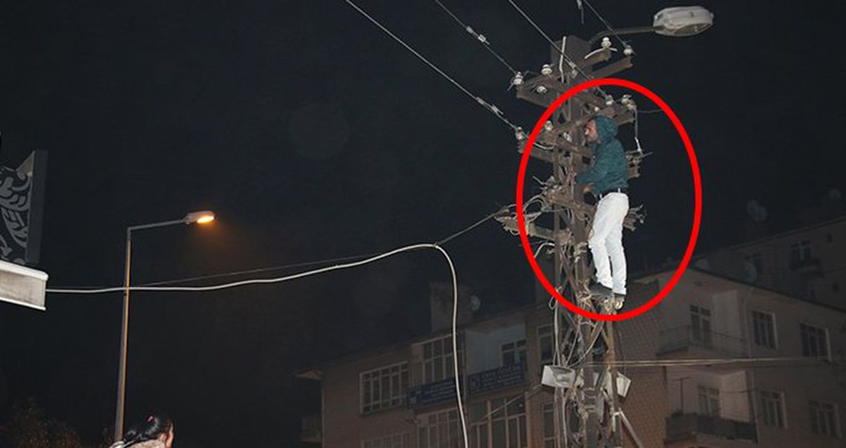 Çocuklarını Göremediği İçin Elektrik Direğine Çıkan Eşine 'Atla' Dedi