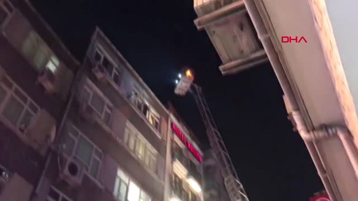 Fatih'te Otel Yangını Dumandan Etkilenenler Tahliye Edildi