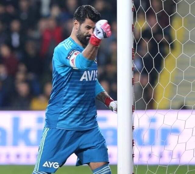 Fenerbahçeli Volkan Demirel, Başakşehir Maçında Sinirden Direği Yumrukladı
