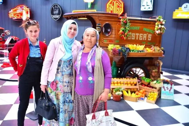 Hayatlarında İlk Kez Sinemaya Gittiler Hayatlarında İlk Kez Sinemaya Gittiler