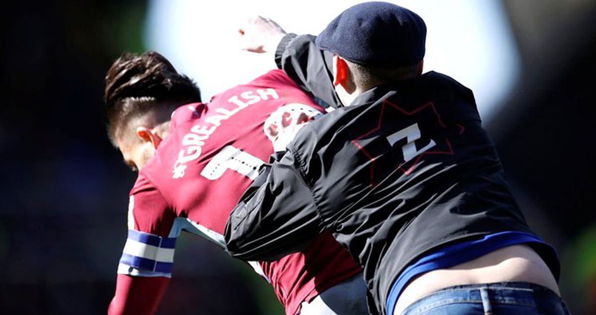 İngiltere Liginde Taraftar, Saha İçine Girerek Futbolcuya Saldırdı