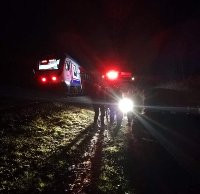 Otomobili ile Trenin Önüne Çıktı, Son Anda Araçtan Atladı