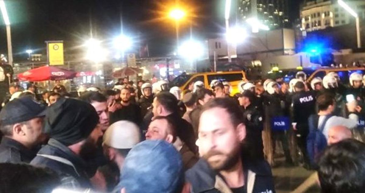 Taksim'de Ezanı Islıkladığı İddia Edilene de Tepki Gösterene de Biber Gazı Sıkıldı