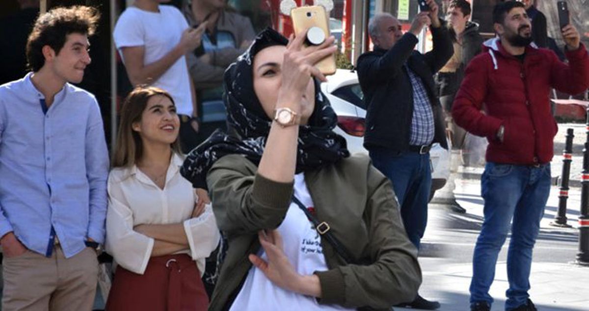 Terk Edildiği İçin Kendisini Jiletleyip Çatıya Çıkan Talihsiz Genci, Böyle İzlediler
