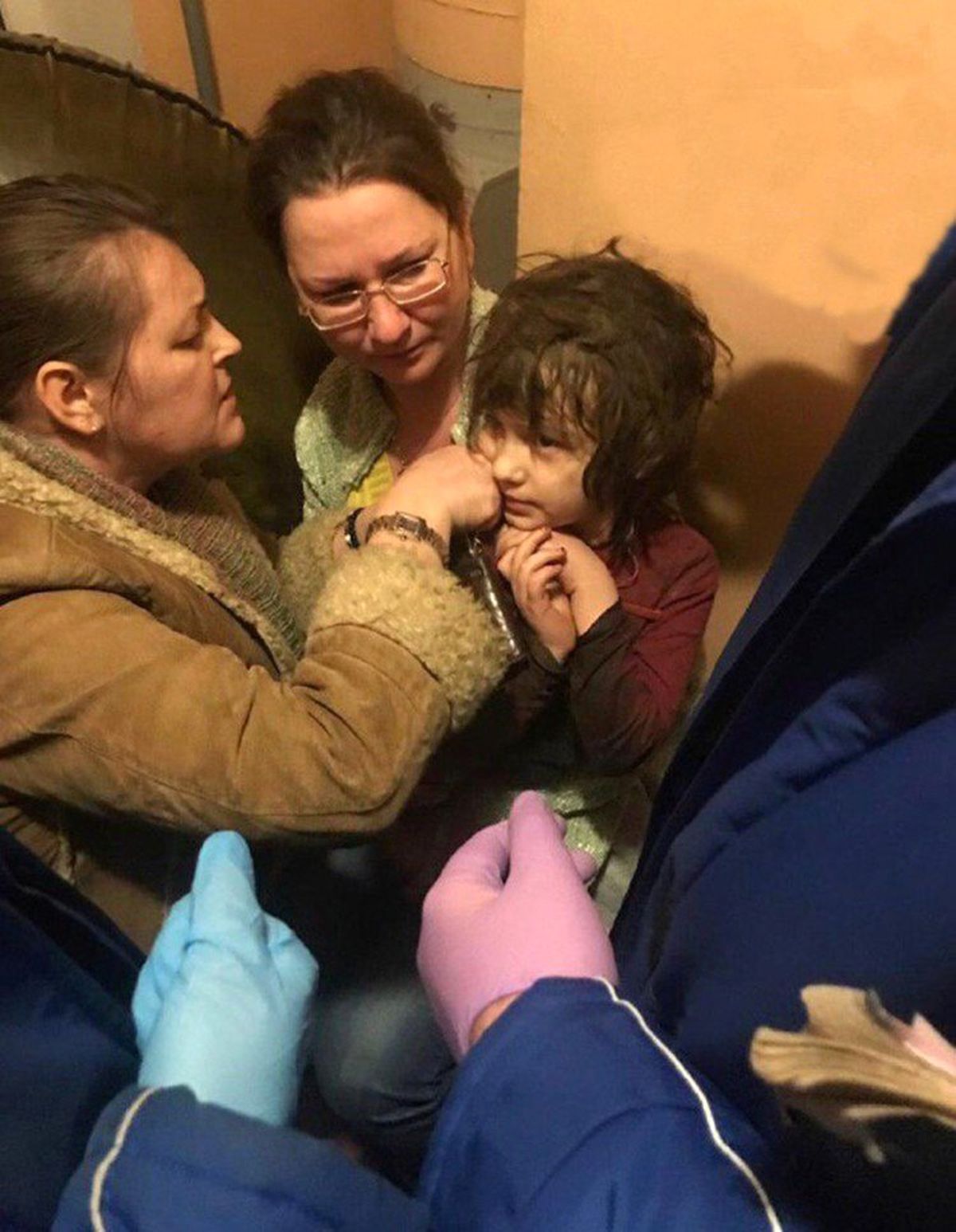 Annesi, 5 Yaşındaki Kız Çocuğunu Ölsün Diye Harabeye Dönmüş Daireye Kilitledi