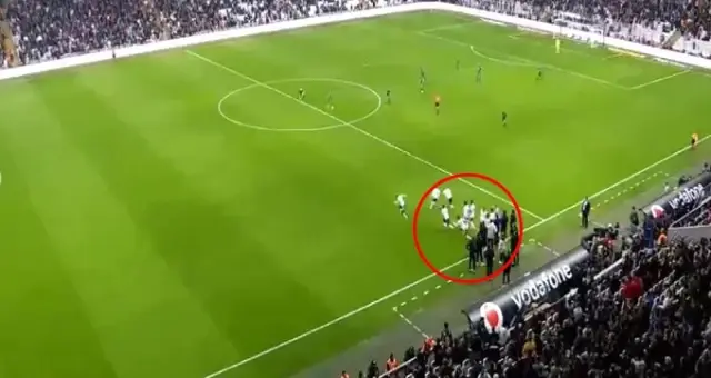 Burak Yılmaz, Attığı Golden Sonra Takımının Gol Yemesini Önledi Burak Yılmaz, Attığı Golden Sonra Takımının Gol Yemesini Önledi