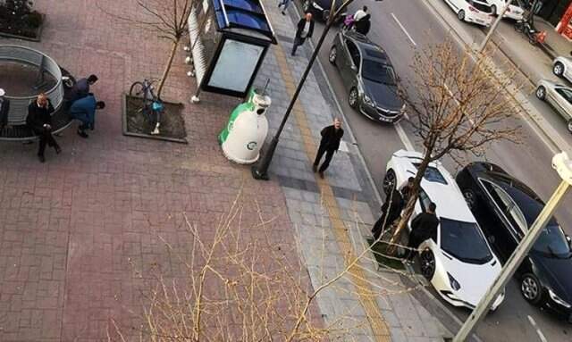 Kenan Sofuoğlu, Aracını Otobüs Durağına Park Edip Başına 3 Kişi Bıraktı