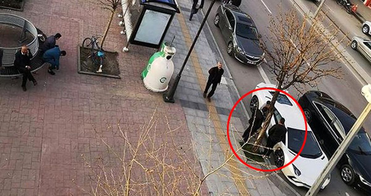 Kenan Sofuoğlu, Aracını Otobüs Durağına Park Edip Başına 3 Kişi Bıraktı