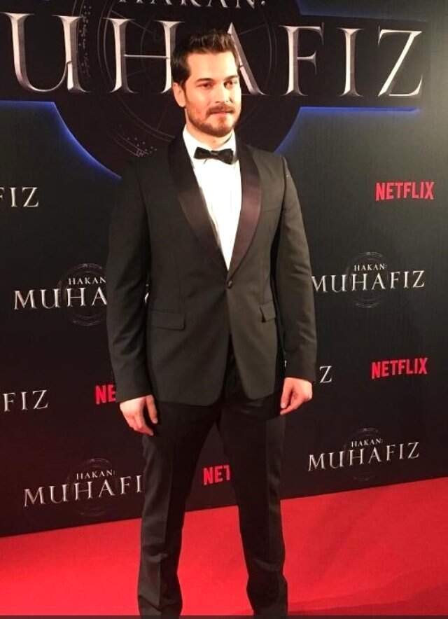 Muhafız'ın Yakışıklı Oyuncusu Çağatay Ulusoy, 1 Milyon TL'lik Arabası ve Yeni İmajıyla Görüntülendi