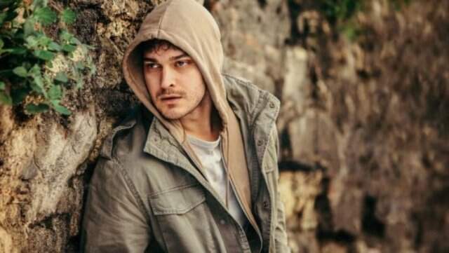Muhafız'ın Yakışıklı Oyuncusu Çağatay Ulusoy, 1 Milyon TL'lik Arabası ve Yeni İmajıyla Görüntülendi
