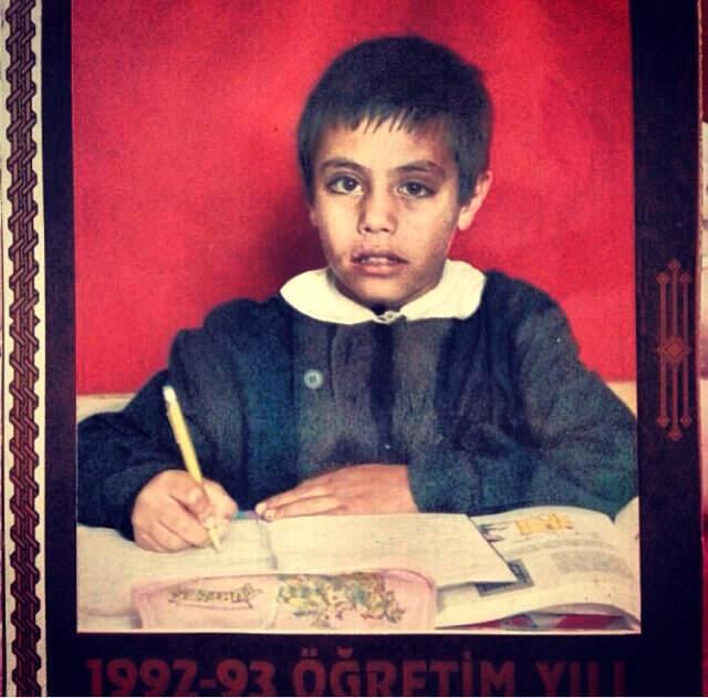 Nusret Gökçe Yıllar Öncesine Ait Fotoğrafıyla Takipçilerini Şaşırttı!