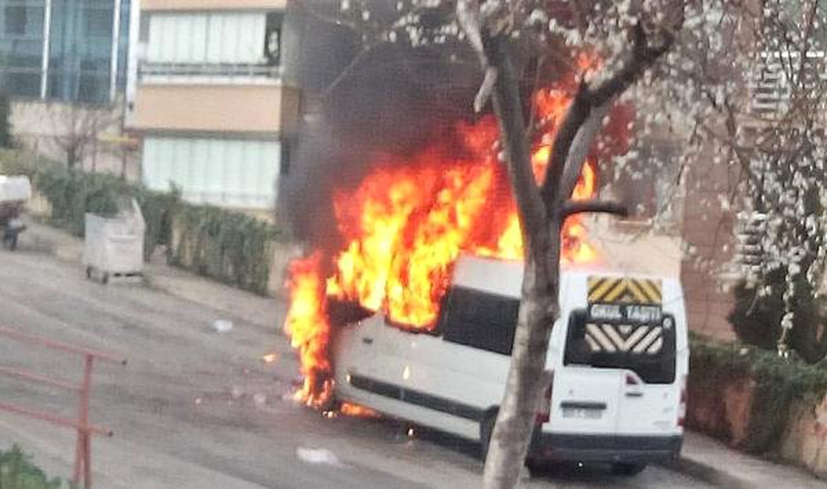 Öğrencileri Taşıyan Minibüs Yolda Alev Alev Yandı