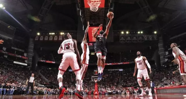 Rockets, Mavericks'i Yenerek Galibiyet Serisini 8'e Çıkardı Rockets, Mavericks'i Yenerek Galibiyet Serisini 8'e Çıkardı