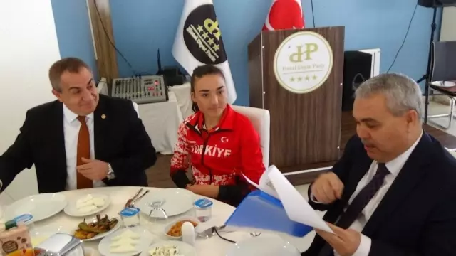 Tek Ayakkabıyla Koşan Akbingöl Altınla Ödüllendirildi Tek Ayakkabıyla Koşan Akbingöl Altınla Ödüllendirildi