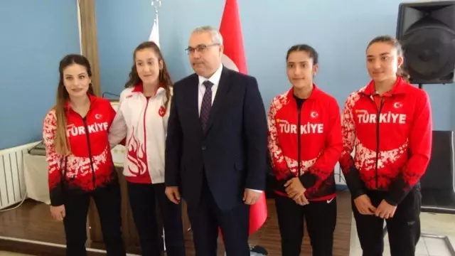 Tek Ayakkabıyla Koşan Akbingöl Altınla Ödüllendirildi Tek Ayakkabıyla Koşan Akbingöl Altınla Ödüllendirildi