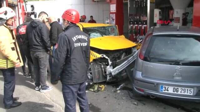 Telefonla Oynayan İETT Sürücüsü, Kazaya Neden Oldu! 1'i Ağır, 5 Yaralı