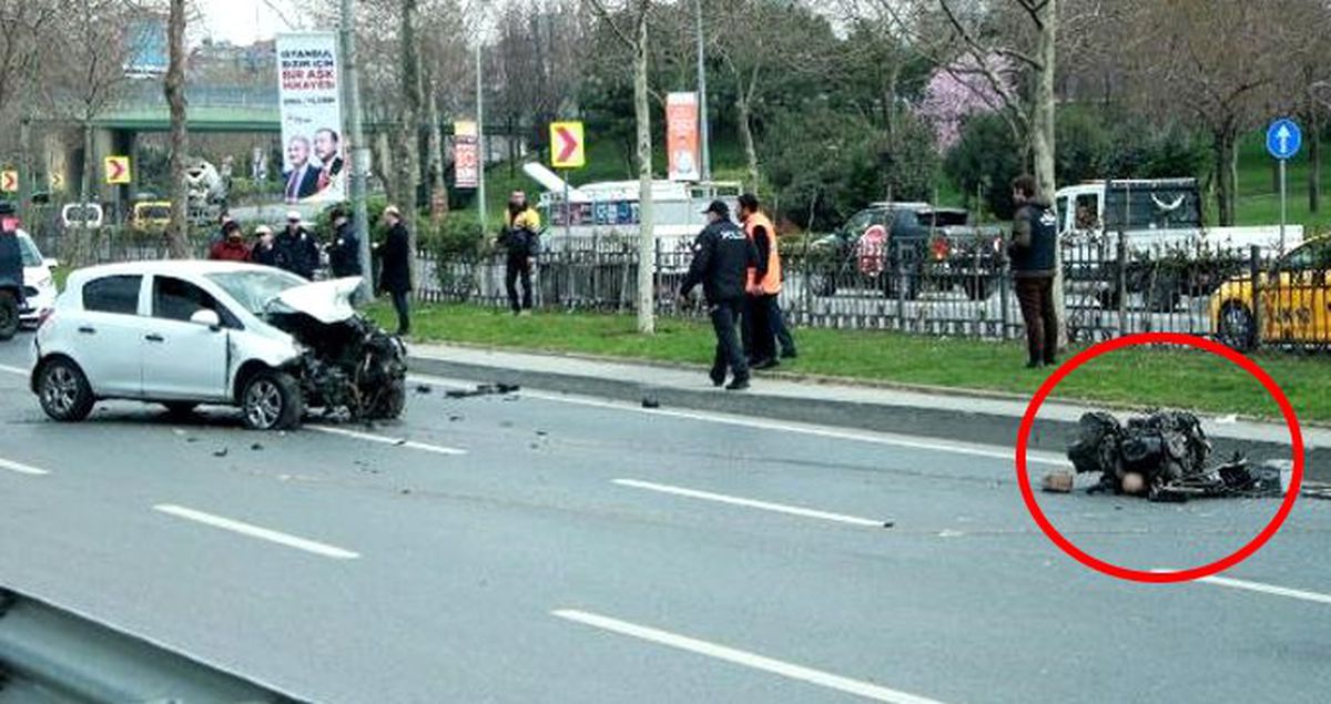Bariyerlere Çarpan Otomobilin Motoru Yola Fırladı