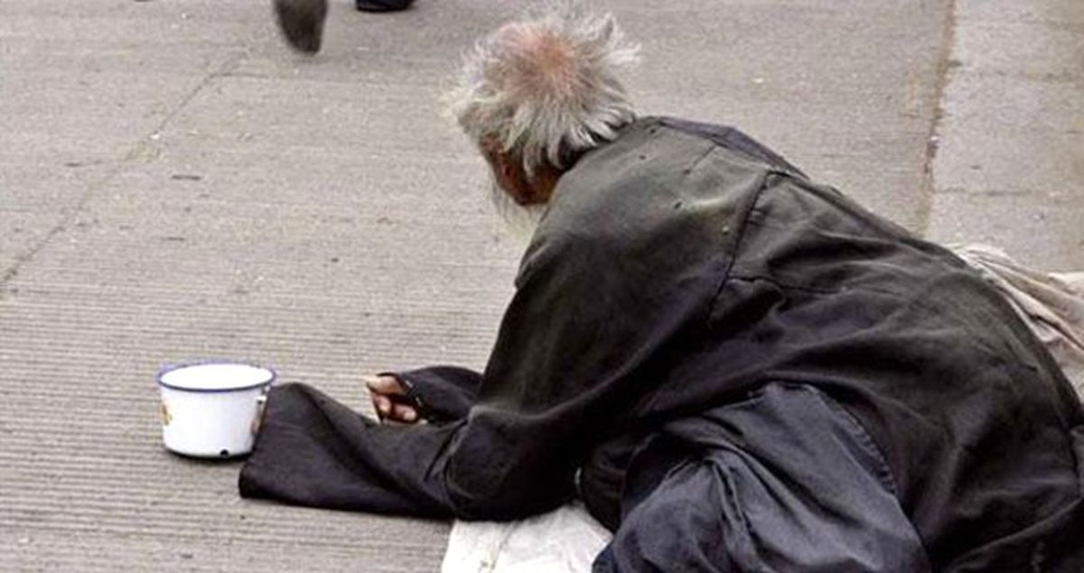 Camideki Mesaisini Bitirip Aracına Binen Dilenci, Görenleri Şaşkına Çevirdi
