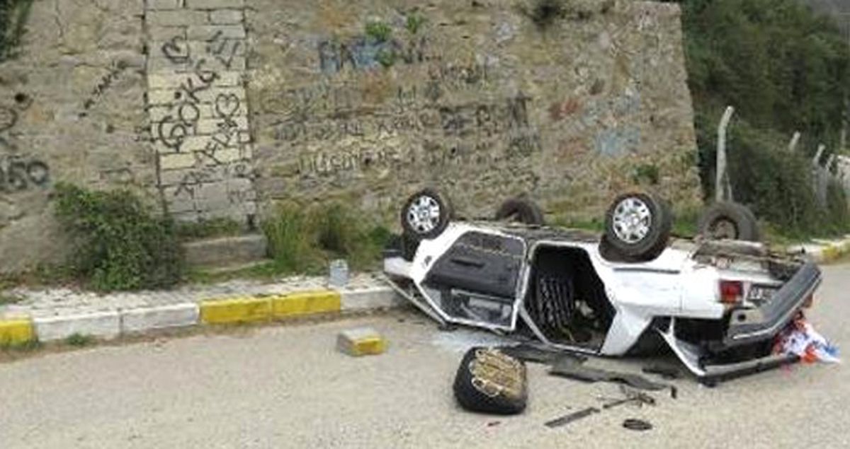 Dua Etmek İçin Otomobille Mezarlığa Giden İki Genç, 3 Metrelik Duvardan Aşağı Çakıldı