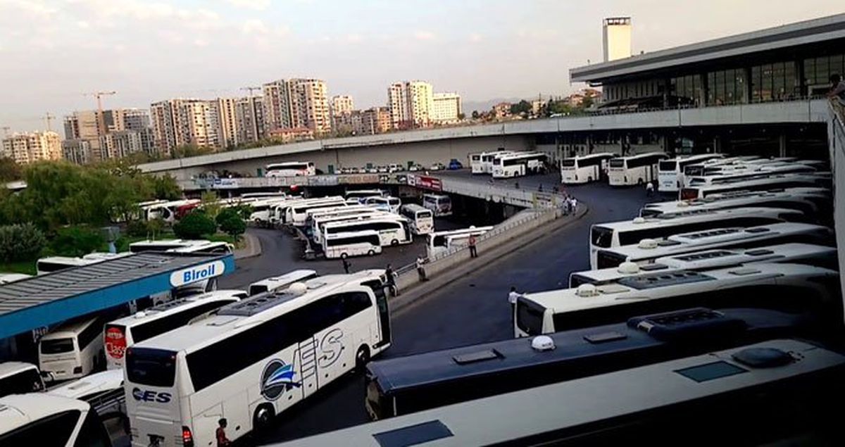 Erdoğan'ın Fotoğrafının Olduğu Gazeteyi, Otobüsün Merdivenine Seren Şoförün İfadesi Alındı