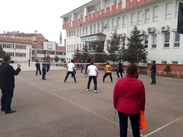 Hekimhan'da Kurumlararası Voleybol Turnuvası Başladı Hekimhan'da Kurumlararası Voleybol Turnuvası Başladı