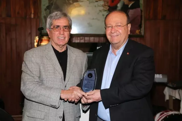 Tepecik Tuğla Spor'dan Başkan Özakcan'a Plaket