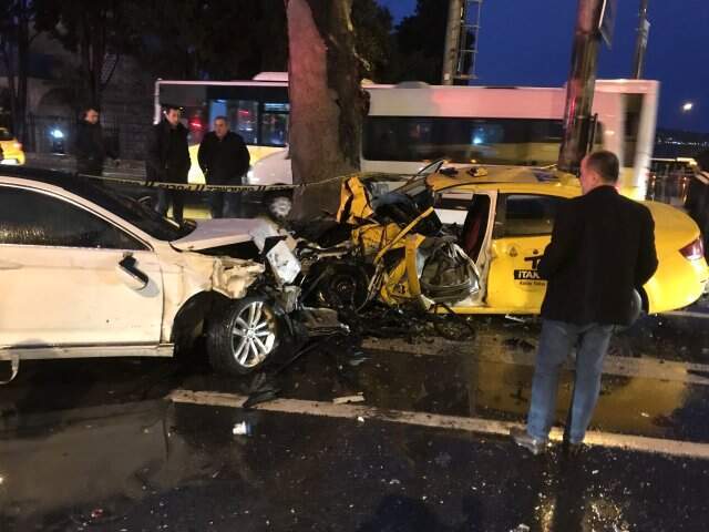 Beşiktaş'ta Taksiyle Otomobil Kafa Kafaya Çarpıştı: 1 Ölü, 2 Yaralı