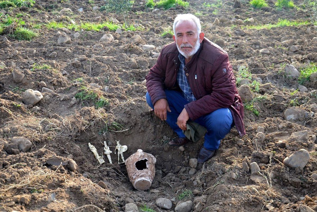 Çiftçiyi 'Tarlanda Kralın Hazinesi Var' Diyerek Dolandırmak İstediler