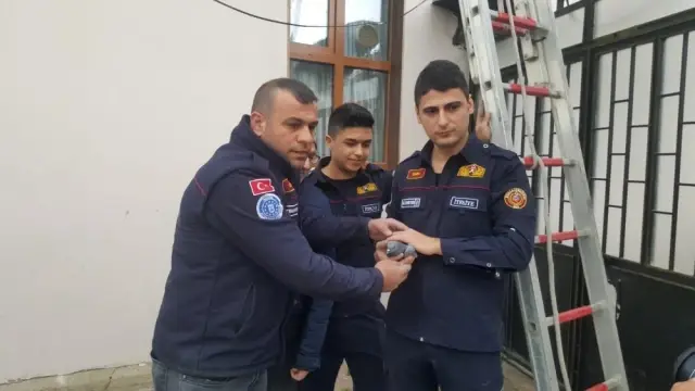 Çatıda Mahsur Kalan Güvercini İtfaiye Kurtardı