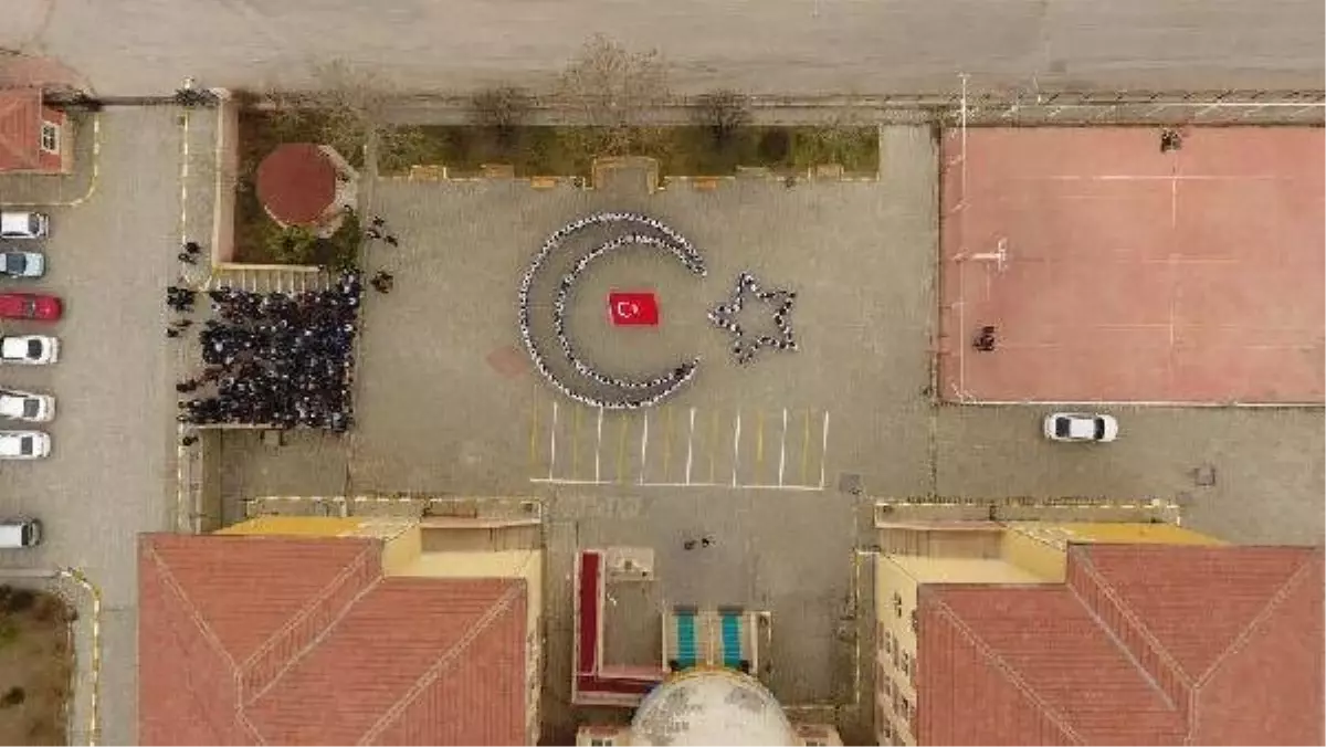 Elazığ'da 250 Öğrenciyle 'Ay- Yıldız' Koreografisi