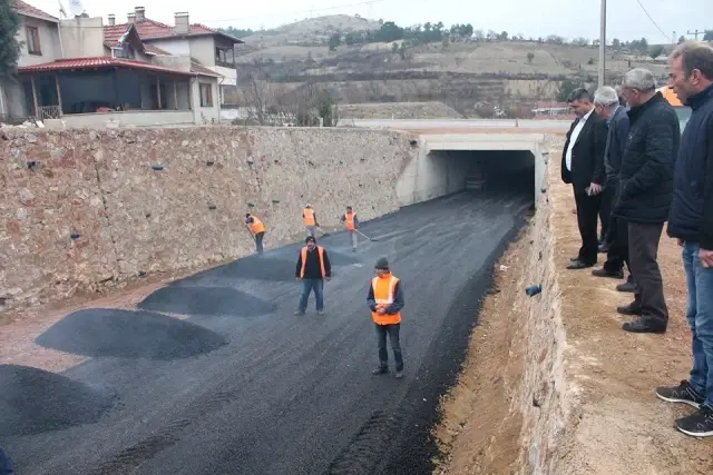 Eskigediz'de Sıcak Asfalt Çalışmaları Eskigediz'de Sıcak Asfalt Çalışmaları