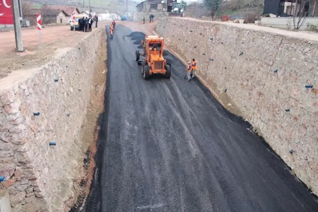 Eskigediz'de Sıcak Asfalt Çalışmaları Eskigediz'de Sıcak Asfalt Çalışmaları