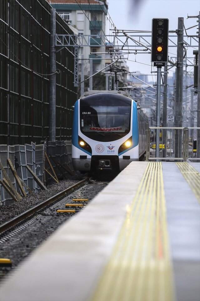 Gebze-Halkalı Banliyö Tren Hattı İlk Gününde Birçok Vatandaş Tarafından Kullanıldı