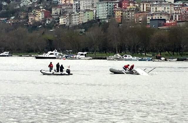 Haliç'te Alabora Olan Yelkenli Tekne Battı: 2 Kişi Kurtarıldı