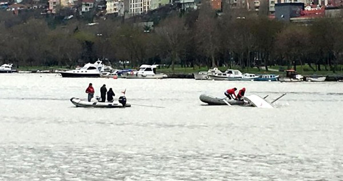 Haliç'te Alabora Olan Yelkenli Tekne Battı: 2 Kişi Kurtarıldı