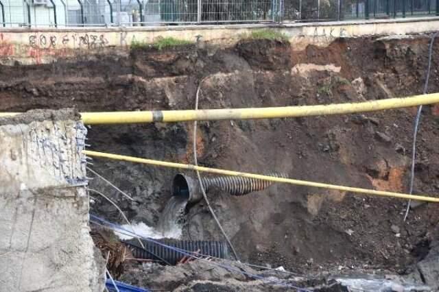 İzmir'de Metro Yeraltı Park İstasyonu İnşaatında Göçük: 2 Bekçi Göçük Altında