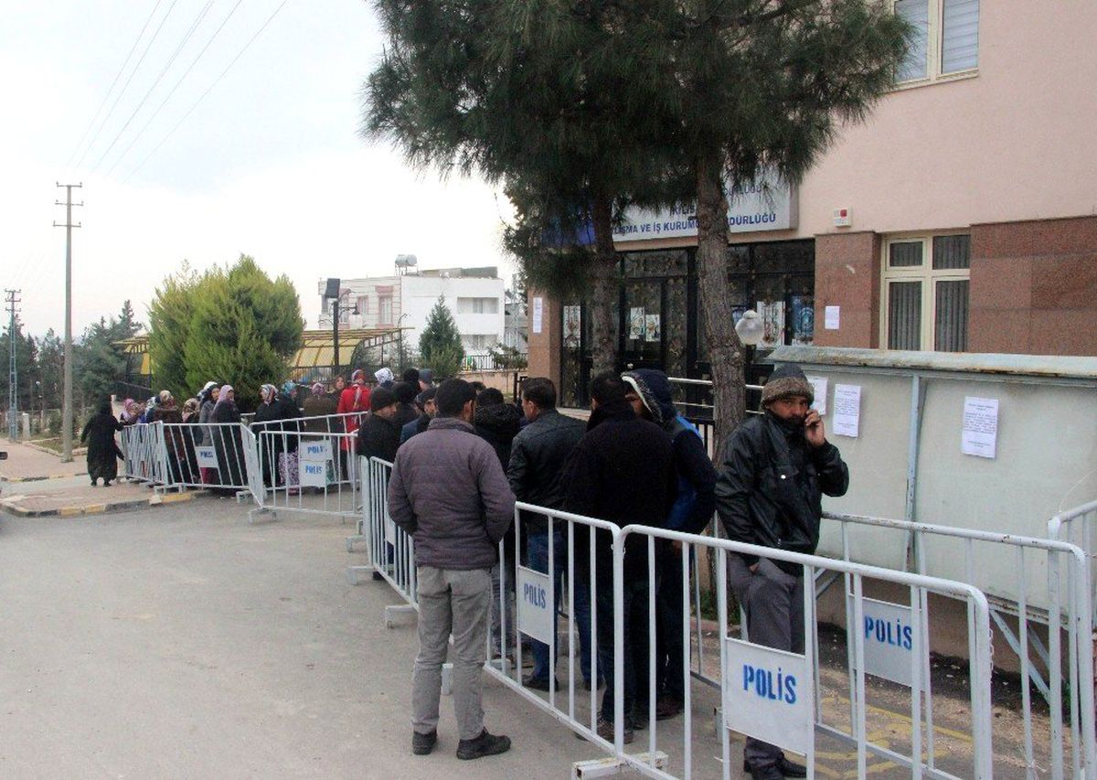 Kilis'te 6 Aylık Geçici İş İçin Uzun Kuyruklar Oluştu
