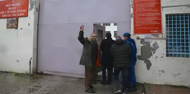 Sırrı Süreyya Önder, Cezaevinde İğne İpliğe Döndü