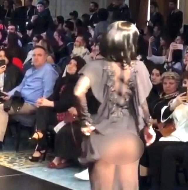 Usta Sanatçı Onur Akın, Podyumda Kalçasını Açan Hatice'yi Görünce Şoke Oldu