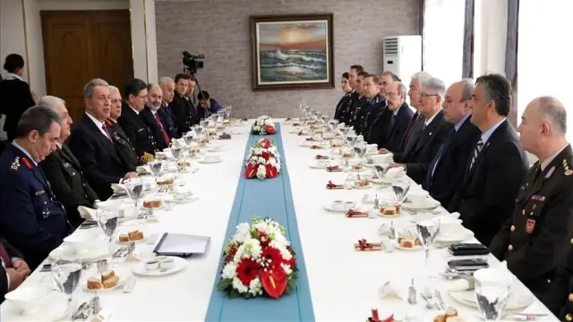 Bakan Akar Emekli ve Muvazzaf Subaylarla Bir Araya Geldi