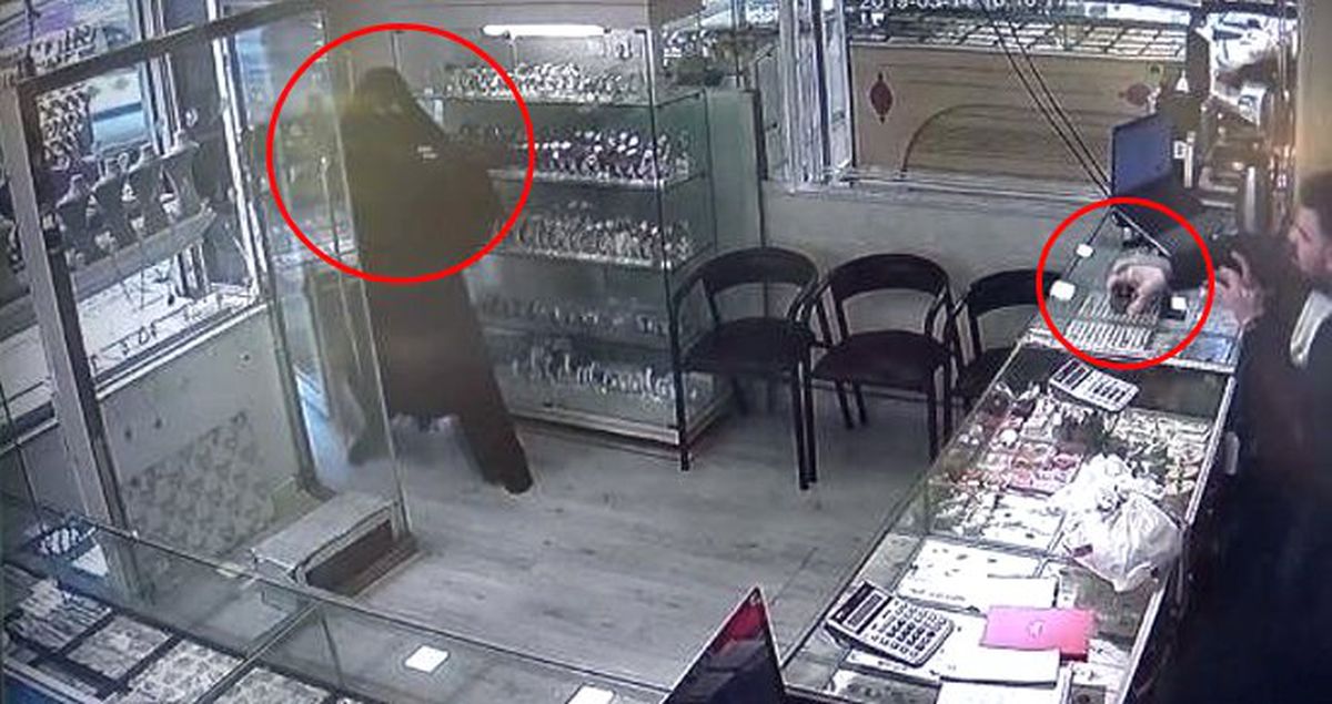 Çarşaflı ve Tüfekli Erkek Soyguncuyu, Kuyumcu Bant Kesici ile Kovdu