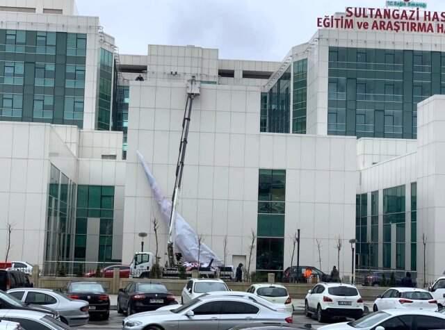 Hastane Binasına Asılan Binali Yıldırım Afişi İndirildi