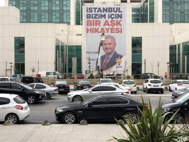 Hastane Binasına Asılan Binali Yıldırım Afişi İndirildi